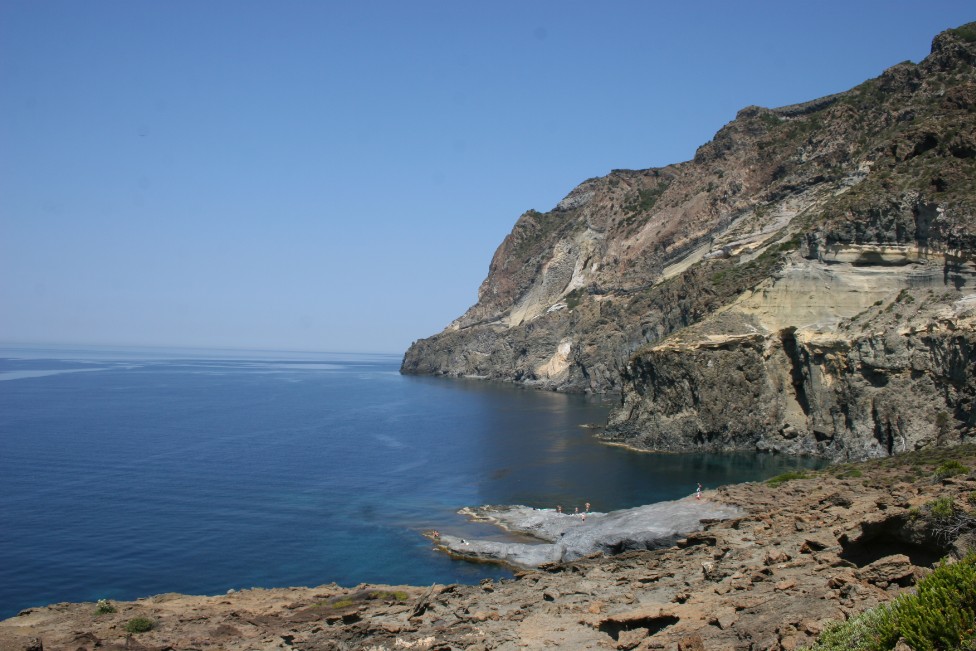Pantelleria-Sicilia- stratificazione di colata lavica dietro isola-bBalata dei Turchi