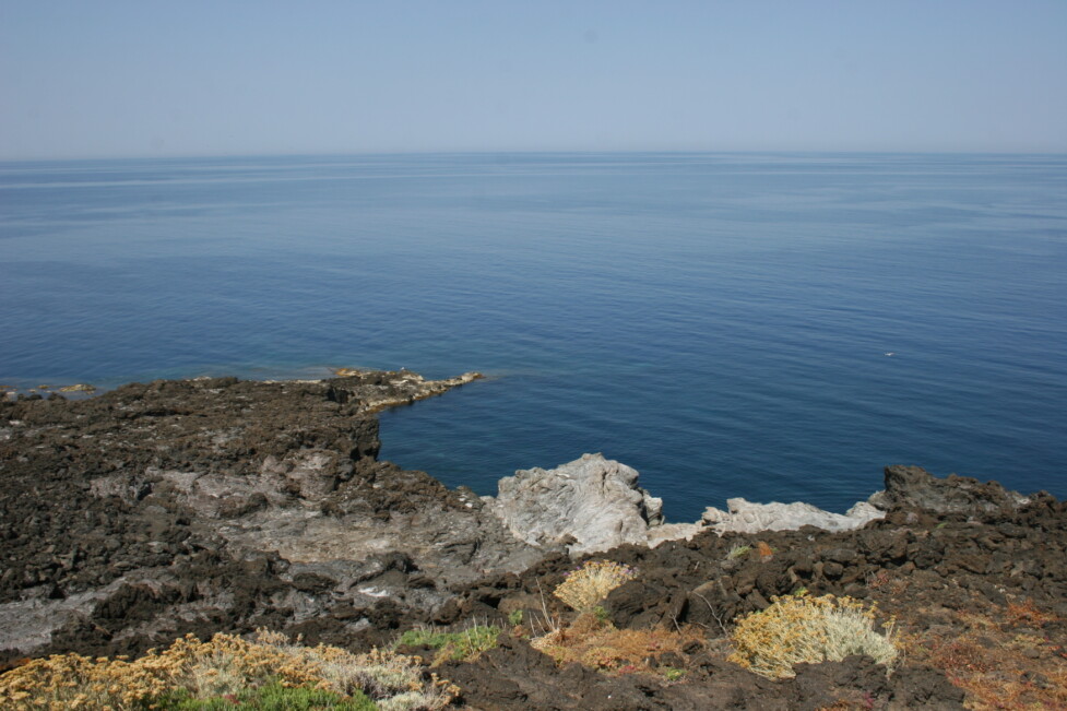 Pantelleria- rocce di colata lavica a Punta Fram