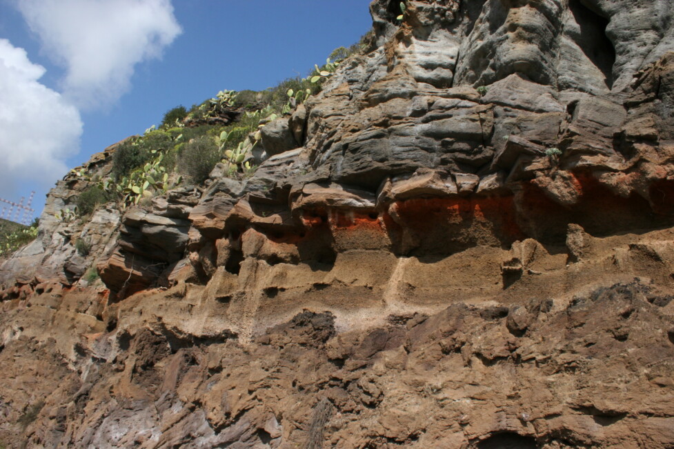 Pantelleria-Sicilia- strati di colata lavica Lago di Venere